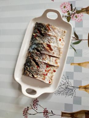 泡好的腊鱼捞出控干水分，摆盘！