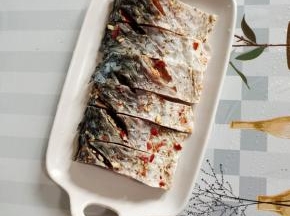 泡好的腊鱼捞出控干水分，摆盘！