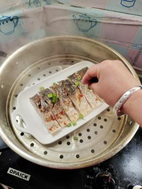 撒适量的葱花即可食用！