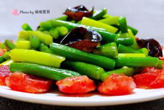 美味可口的蒜苔木耳炒腊肠装入盘中就大功告成了