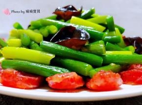 美味可口的蒜苔木耳炒腊肠装入盘中就大功告成了