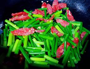 放入蒜苔大火快速翻炒均匀