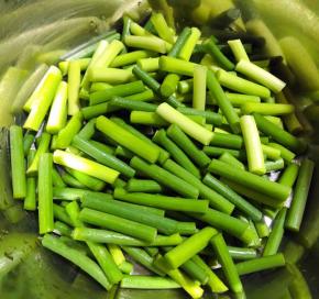 蒜苔洗净切成大小均匀的条状