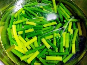 焯好水的蒜苔立即放入冷水中过凉后洗净沥干水份