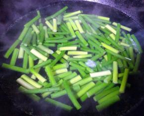 锅中烧开水放入蒜苔焯水至断生切记时间不易过长