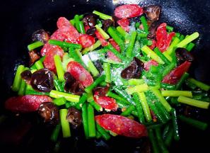 放入盐和味精改成中小火炒匀