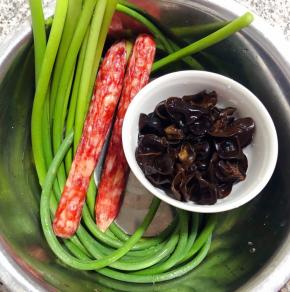 准备原材料蒜苔、腊肠、水发木耳