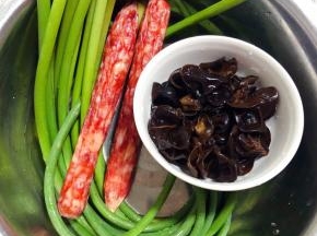 准备原材料蒜苔、腊肠、水发木耳