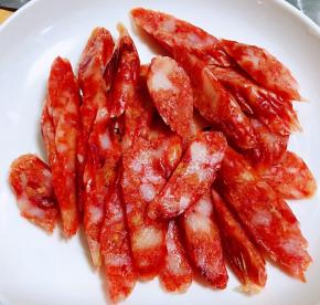 腊肠切成斜刀片备用