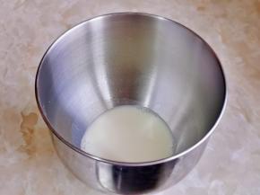 豆浆晾凉后倒入厨师机桶中。