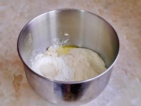 除黄油外的食材放入厨师机桶中，最后加入酵母粉。（糖与盐对角放）启动厨师机揉面15分钟。