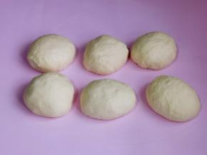 发酵好的面团用手指摁一下，不回缩不反弹，取出排气分成6等份，盖上保鲜膜松弛10分钟。