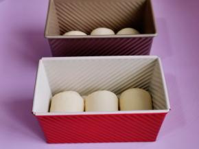 依次做好，放入模具中，我这个量是2个450克的吐司盒的量。