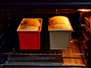 入烤箱底层的烤网上，上管155度，下管160度烤50分钟。(注意观察颜色，上色后立即加盖锡纸，我大约烤了10分钟左右就加盖了锡纸)