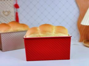 取出趁热脱模。