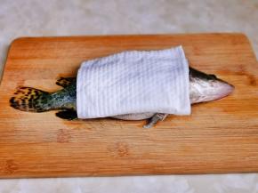 鱼清洗干净，用厨房用纸擦干。