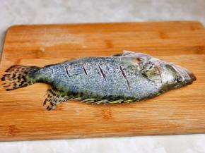 两面鱼身各划几刀。