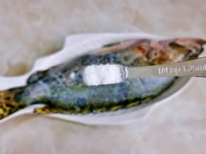 撒上食用盐涂抹均匀。