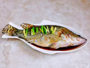 按摩均匀，放上葱段姜丝，腌制30分钟。