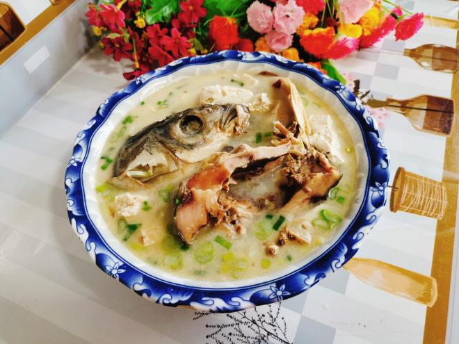 腊鱼头豆腐汤