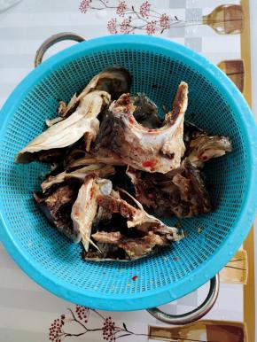 腊鱼头剁成小块，用清水冲洗一下表面的灰尘，捞出控水备用！