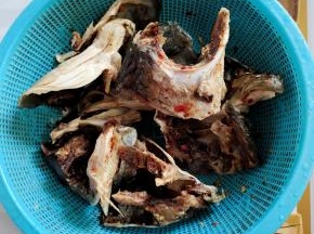 腊鱼头剁成小块，用清水冲洗一下表面的灰尘，捞出控水备用！