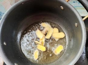 起锅烧油，放入姜片炸一下！
