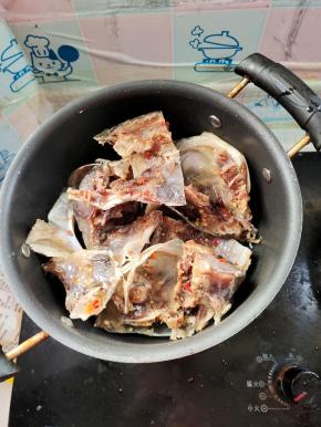 放入腊鱼头稍微煎一下！