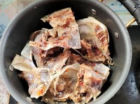 放入腊鱼头稍微煎一下！