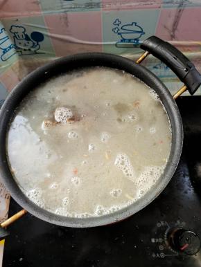 倒入适量的开水！(倒入开水炖出来的汤像牛奶一样白！)