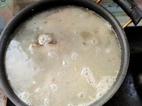 倒入适量的开水！(倒入开水炖出来的汤像牛奶一样白！)