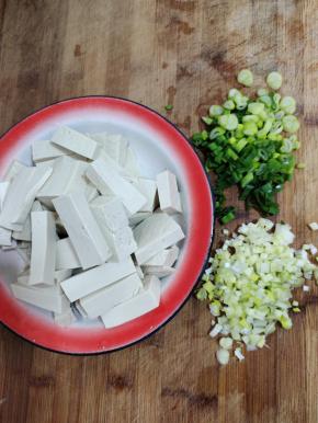 豆腐切成小块，葱切成葱花备用！