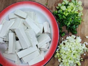 豆腐切成小块，葱切成葱花备用！