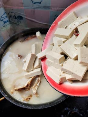 放入切好的豆腐！