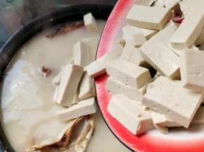 放入切好的豆腐！