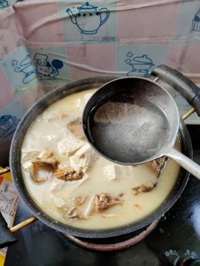 放入一大勺白醋去腥提鲜！