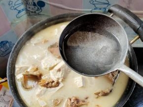 放入一大勺白醋去腥提鲜！