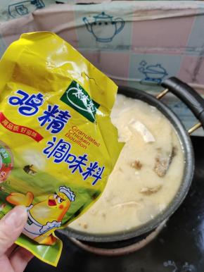 放入适量的鸡精调味！