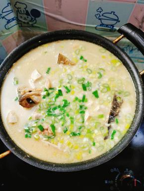 起锅前放入适量的葱花即可！(腊鱼头腌制过有咸味，所以炖这个汤不需要另外再加盐！)