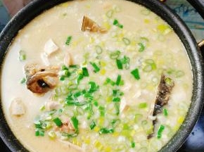 起锅前放入适量的葱花即可！(腊鱼头腌制过有咸味，所以炖这个汤不需要另外再加盐！)