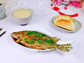 今日晚餐：桂鱼，韭菜盒子，小米粥。