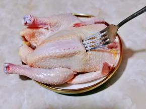 鸡清洗干净，用厨房用纸擦干，再用食品叉扎针出洞洞，这样腌制时更入味。
