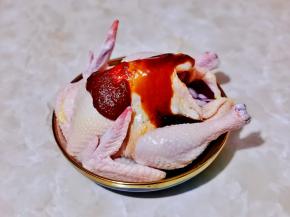 加入料酒，酱油，蚝油，辣酱，盐。