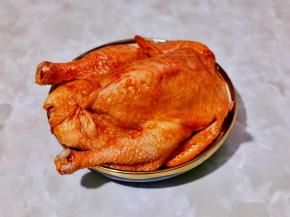 戴上手套按摩均匀，每个部位都要吸收到酱汁。