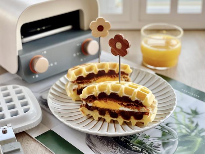 豆沙肉松鸡蛋华夫饼三明治