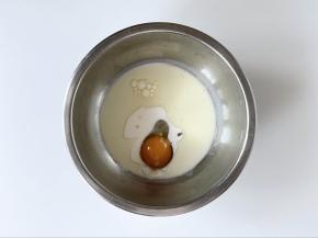 取一个盆，把鸡蛋、玉米油和牛奶混合，搅拌均匀；