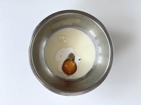 取一个盆，把鸡蛋、玉米油和牛奶混合，搅拌均匀；
