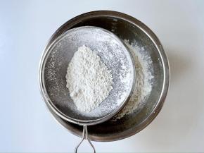 取一个盆，把鸡蛋、玉米油和牛奶混合，搅拌均匀；