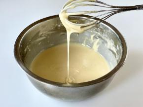 用“一”字或“Z”字的手法把面糊搅成均匀顺滑的面糊，不要画圈搅拌，避免面粉起筋影响口感，如果想要更细腻一些可以把面糊过筛。