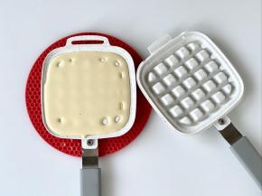 把华夫饼盘预热三分钟，然后把面糊舀入烤盘中，然后把华夫饼盘扣好。